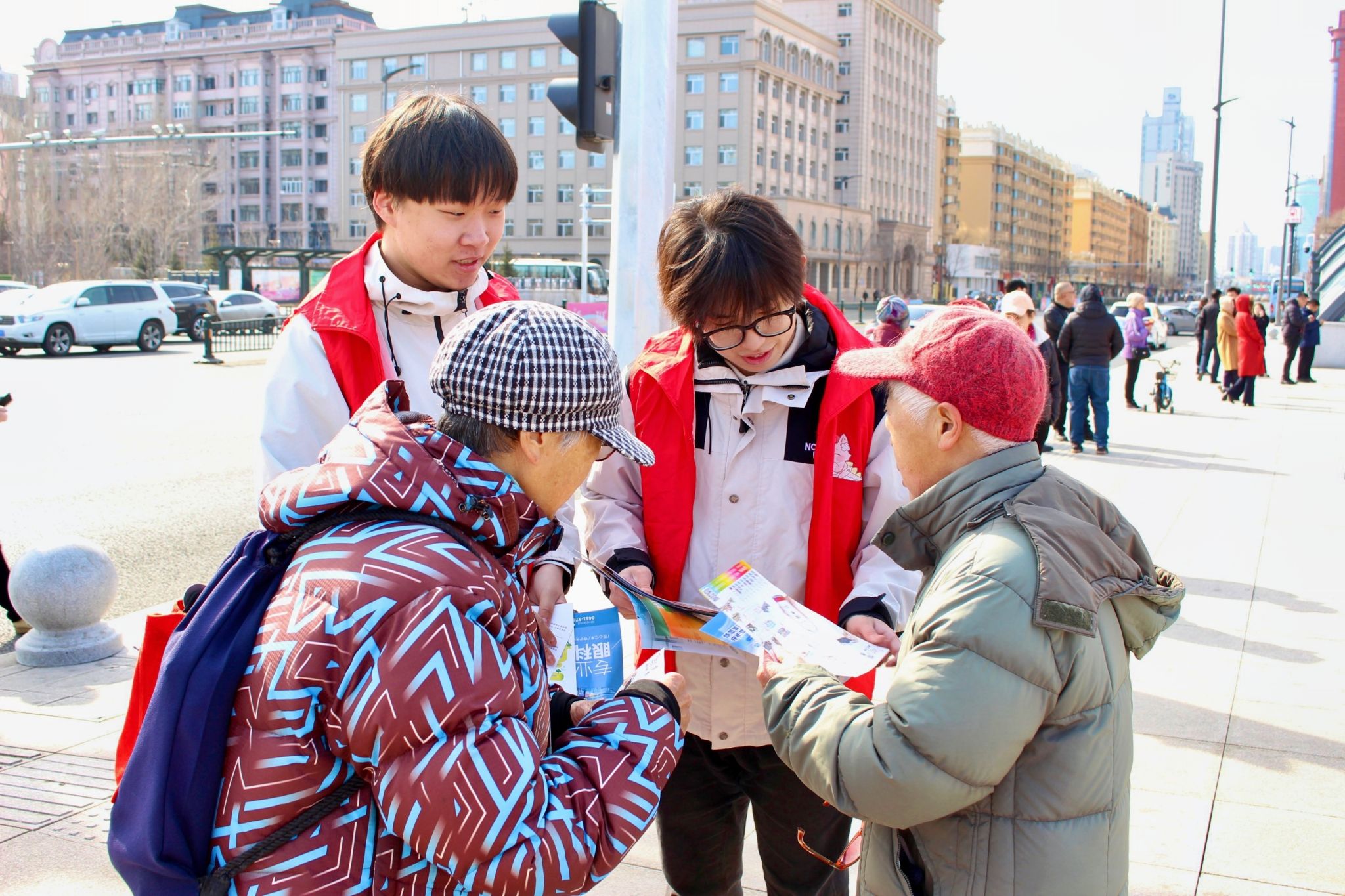 志愿者为市民讲解消费维权知识